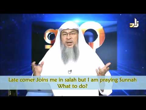 Late comer joins me in Salah while I'm praying Sunnah - What to do? - Sheikh Assim Al Hakeem