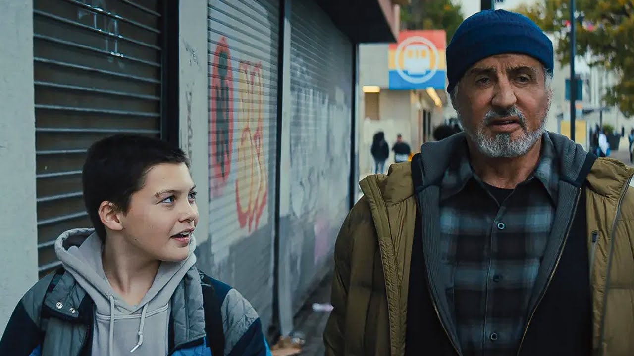 GAROTO descobre que seu SUPER-HERÓI preferido é seu VIZINHO!