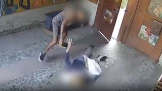 Milano, così insegue la 92enne nel portone di casa, la getta a terra e le strappa la collana: arr...