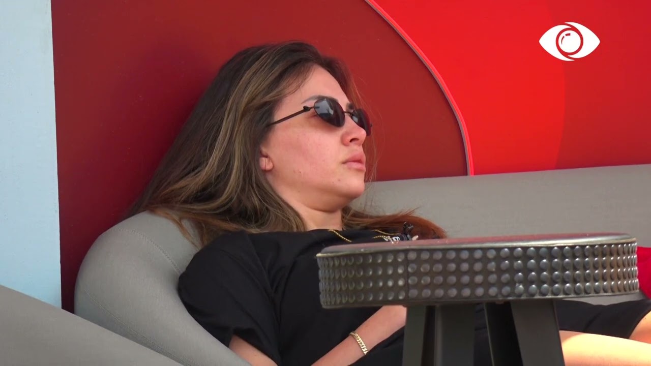 Kiara qëndron vetëm, Luizi e pyet për punët e shtëpisë