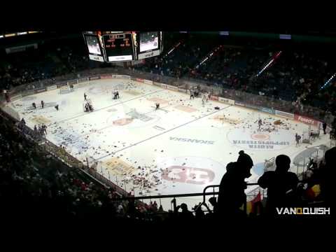 Teddy bear toss/Nallet jäälle in SM-Liiga 11.12.2011 Jokerit-Saipa