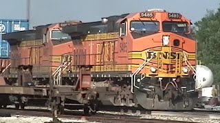 preview picture of video 'BNSF intermodal trains in Baring, MO, June 2005'