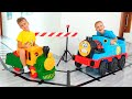 Vlad e Niki brincam com trens de brinquedo