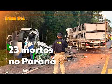 Acidente entre carreta e ônibus deixa 23 mortos no Paraná
