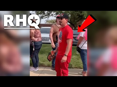 GUARDA: Un sostenitore di Trump minaccia il KKK per essersi presentato al comizio