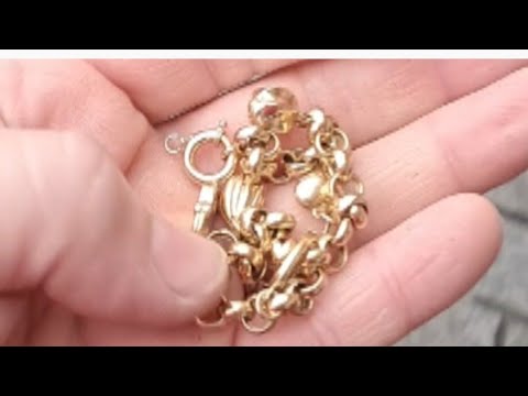 Među 2000 ljudi, pronašao vrijednu narukvicu. Poklonio je majci.