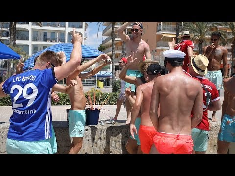 Als ihre Hymne erklingt, gehen die Jungs vom 1. FC Bocholt richtig ab