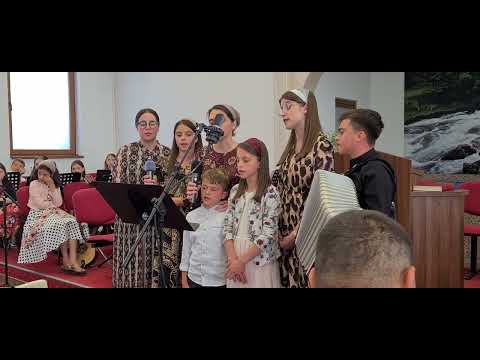 Familia Petraru și Loriana Pit.   Nu te uit mama mea