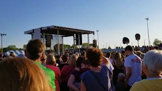 Maddie Poppe final three homecoming concert. Landslide