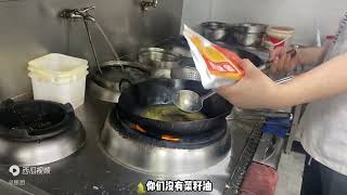 网上找滴滴代炒厨师，一天800元，一道酸汤肉片老板娘给出意见