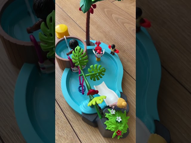 Vídeo relacionado con PLAYMOBIL myLife Promo Pack 71529 Piscina Infantil con Jacuzzi, diversión acuática, Incluyendo tobogán de Olas, balancín de Muelle y Columpio para bebés, Juguetes para niños a Partir de 4 años