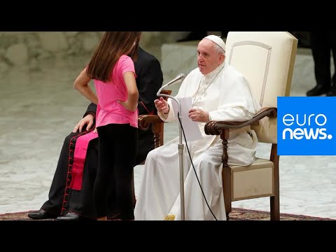 Le pape François interrompu par une jeune fille pendant son audience