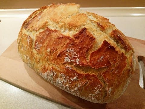 🍞 Delicious homemade bread with a crispy crust 🍞