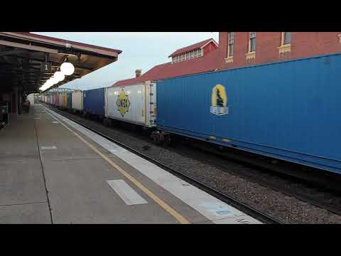 7SP5 With NR30 In The  Great Southern Colour Scheme Leading