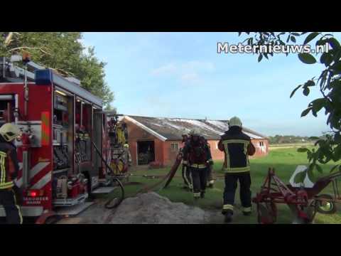 Schuur met old timers in brand in Marum