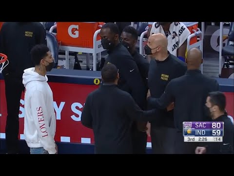 Pacers assistant Nate Bjorkgren HEATED moment with his team😨 being held back by players｜教練對自己的子弟兵爆氣