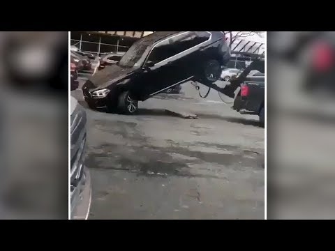 Irrer BMW Fahrer wehrt sich gegen Abschleppwagen!