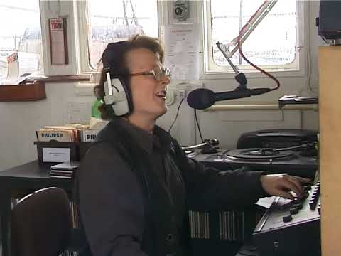 RNI RSL 19-06-20001 Victor Hartman 15:40 - 15:45. Victor plays a record, listens to the lyrics ...