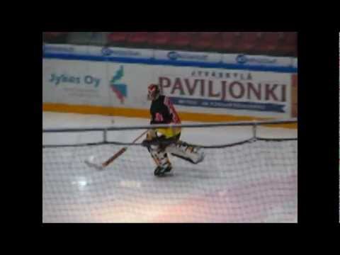 Venäläismaalivahti lämmittelee kolmatta erää varten