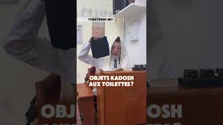 Obliger d’entrer aux toilettes avec des objets saints, comment faire ?