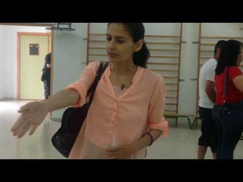 Vanessa rompe su voto ante la mesa electoral