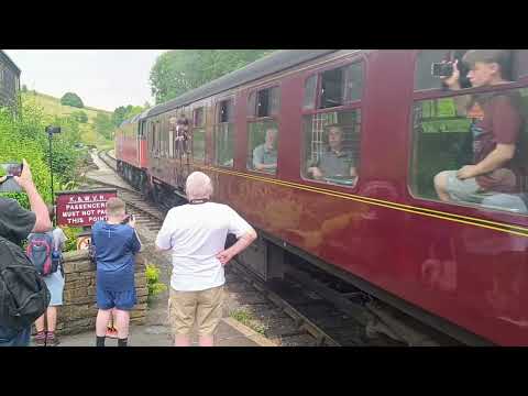 British Brush Type 4s 47714 & 47715 depart Oakworth for Keighley – KWVR Diesel Gala 2025 highlight!