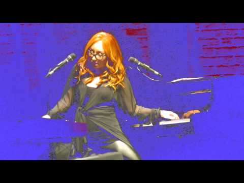 tori amos - twenty seconds of 'suede' hypnosis. (live in new york city on august 13th, 2014)