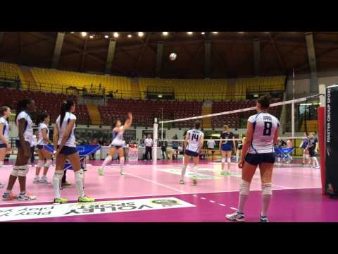 Il Club Italia A2 Femminile di volley si riscalda con un po' di schiacciate