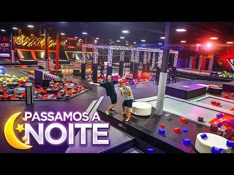 PASSAMOS A NOITE EM UM PARQUE DE TRAMPOLIM!