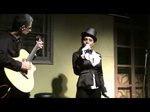 Elisete sings Hector Contreras at Saloona bar - Alem do horizonte (Original song)