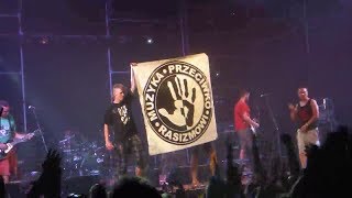 Uliczny Opryszek wspiera kampanię „Muzyka Przeciwko Rasizmowi” (Festiwal „Przystanek Woodstock”, Kostrzyn n. Odrą, 31.07-3.08.2013).