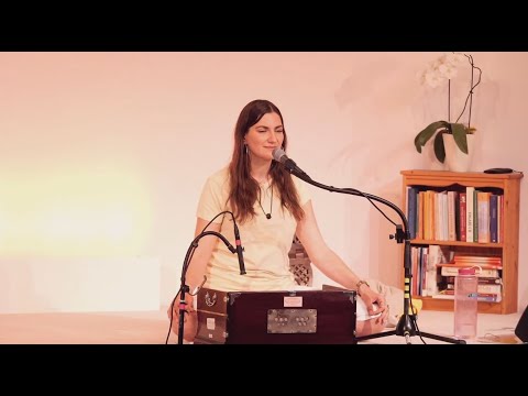 Satsang - Kirtan, Mantra und Arati mit Anandadevi - Yoga Vidya Live, 05.05.2022, 20:00 Uhr