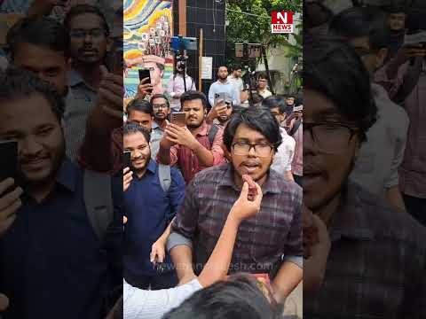 কার্যক্রম নিষিদ্ধ ছাত্রলীগ সভাপতি ও সাধারণ সম্পাদক সাদ্দাম-ইনানের ফাঁ`সির রায়ে ঢাবিতে মিষ্টি বিতরণ