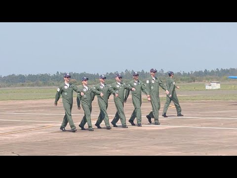 Esquadrilha da fumaça (Pilotos marchando para as aeronaves)