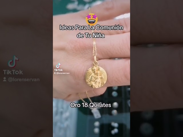 Vídeo relacionado con Collar Virgen de Los Reyes. Cadena de acero inoxidable chapada en oro. Medalla tamaño MINI. Muy fina y elegante para llevar todos los días. Regalo ideal para cualquier ocasión.