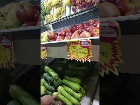 fazendo compras no mercado do interior de São Paulo Quatá
