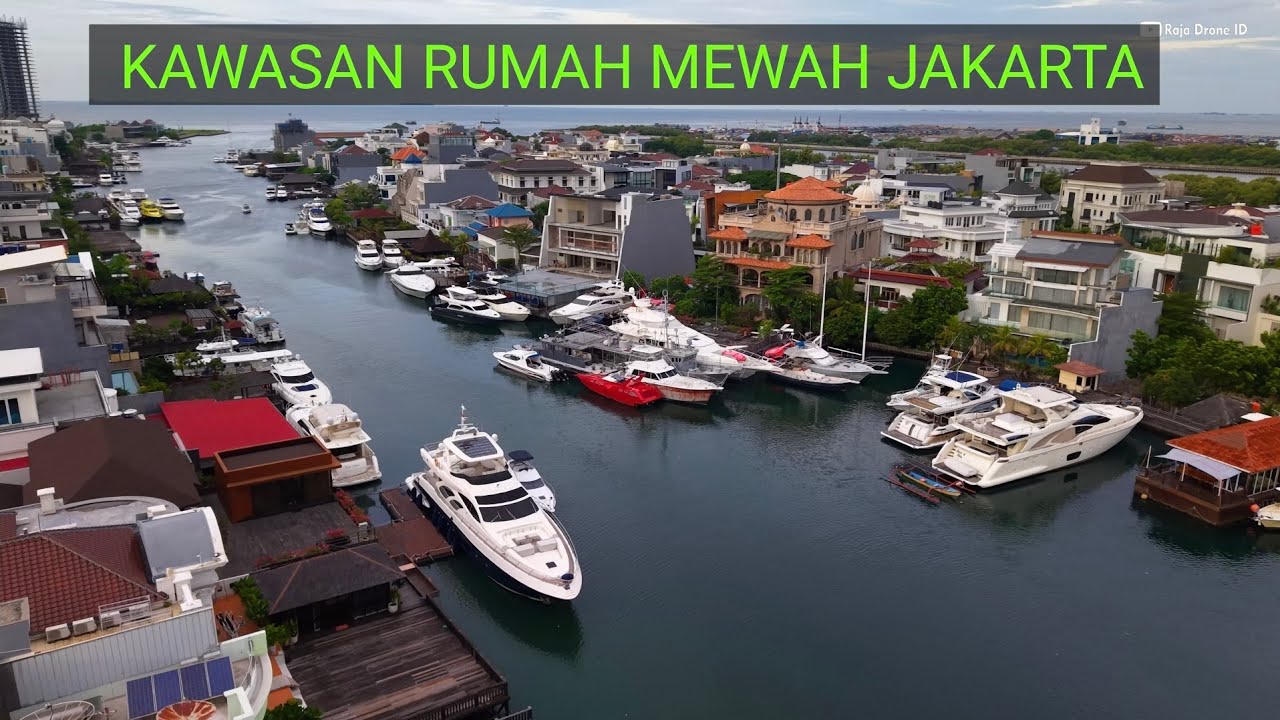 Kawasan Rumah Mewah Jakarta di Pantai Mutiara, Adalah Kapal Kecil Pribadi di depan Rumah