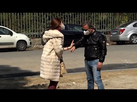 Maltrattata per strada, tra indifferenza e determinazione