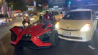 គ្រោះថ្នាក់ ច រាច រណ៍ រវាងរថយន្តព្រុសនិង ម៉ូ តូ ទំនើបម៉ាក SLINGSHOT ចរចាមិនត្រូវ បង្កការ