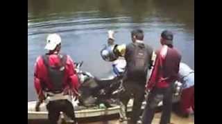 preview picture of video 'Moto caindo no Rio em Normandia Roraima.flv'