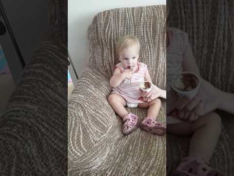 Rebeka vo veku 15 mesiacov, papá sama lyžičkou.