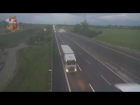 Tragedia sfiorata sull'A1: al Tir scoppia pneumatico, attraversa tre corsie e sfonda carreggiata