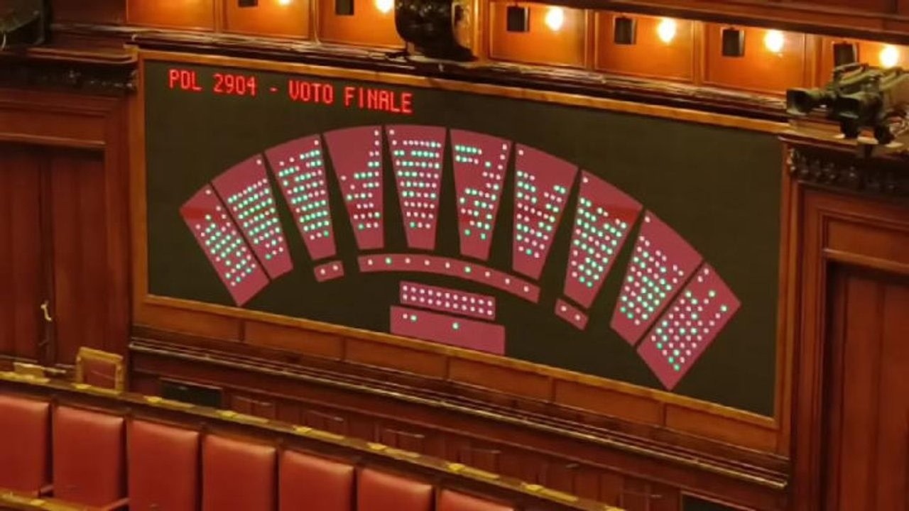Gratuito patrocinio vittime lavoro, sì unanime della Camera, applauso familiari vittime in Aula