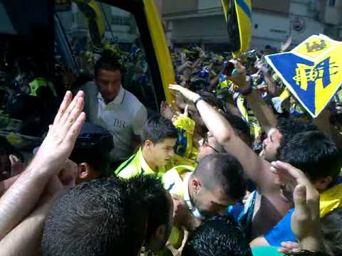 IMPRESIONANTE Llegada jugadores del Cádiz al Carranza ( Cadiz - Lugo 'Fase Ascenso' 24/6/2012 )