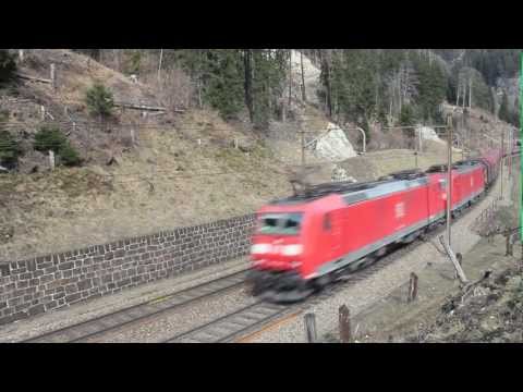 Bahnverkehr am Gotthard in Wassen und Erstfeld am 4.April 2013