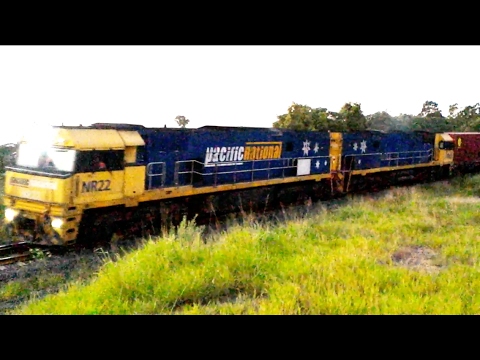 Pacific National NR22 NR81 3BM4 intermodal train departing Acacia Ridge