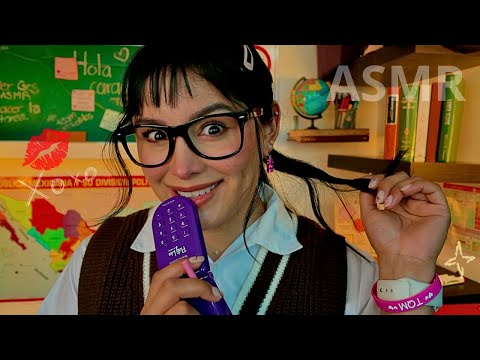 La chica del fondo del salón 📚 está OBSESIONADA CONTIGO 😱🤫 I ASMR en español
