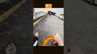 幼児用カートに乗り駐車場でふざけるペヤング男