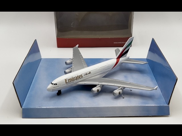 Vídeo relacionado con QIYUMOKE A380 1/300 Qatar Modelo de avión en metal fundido a presión con soporte Sky Jumbo Airliner Kit de modelo de aleación para regalo para apasionados de la aviación