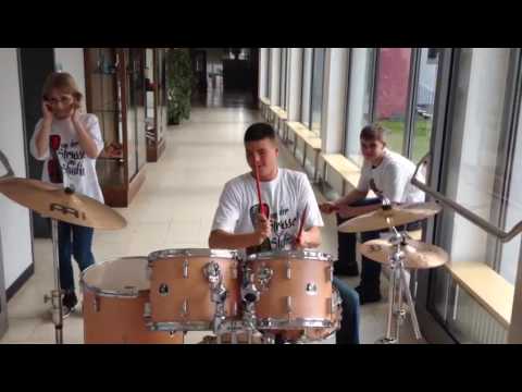 Spielt Schlagzeug unglaublich